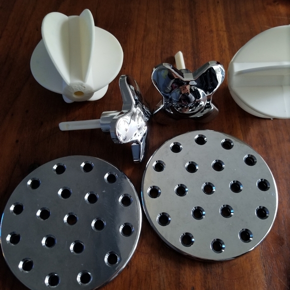 2 Cereal/Dryfood Canisters - Picture 7 of 8